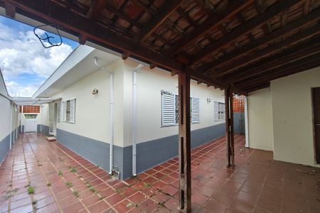 Casa à venda com 183m², 3 quartos e 2 vagasQuintal - Fundos
