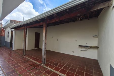 Casa à venda com 183m², 3 quartos e 2 vagasQuintal - Fundos