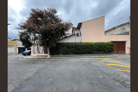 Casa à venda com 128m², 2 quartos e 3 vagas Casa à venda com 128m², 2 quartos e 3 vagasFachada - Casa de esquina