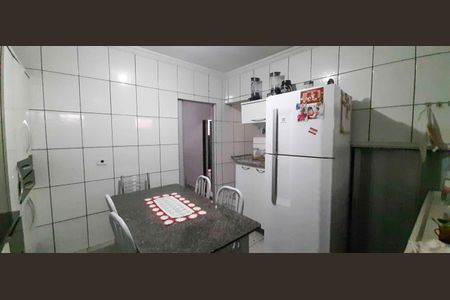 Casa à venda com 180m², 3 quartos e 2 vagas Casa à venda com 180m², 3 quartos e 2 vagasCozinha