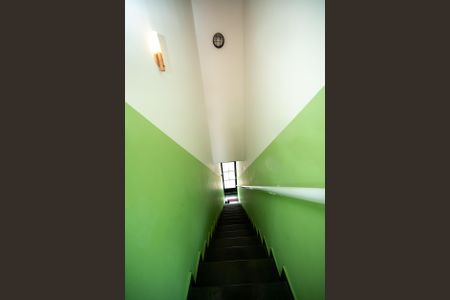 Escada de acesso de casa para alugar com 2 quartos, 85m² em Jardim dos Camargos, Barueri