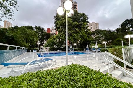 Apartamento à venda com 165m², 4 quartos e 3 vagas Apartamento à venda com 165m², 4 quartos e 3 vagasÁrea comum - Piscina