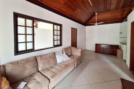 Sala de casa de condomínio para alugar com 1 quarto, 70m² em Itaipu, Niterói