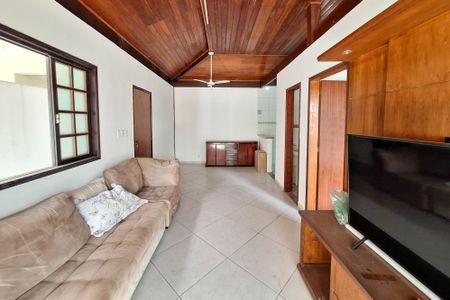Sala de casa de condomínio para alugar com 1 quarto, 70m² em Itaipu, Niterói