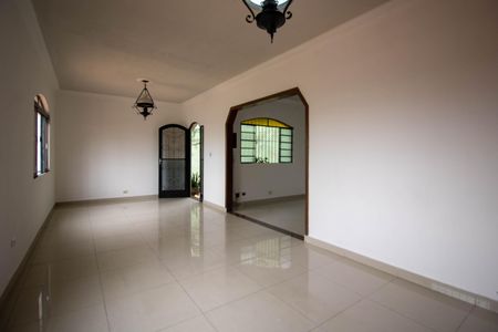 Casa para alugar com 200m², 3 quartos e 3 vagas Casa para alugar com 200m², 3 quartos e 3 vagasSala