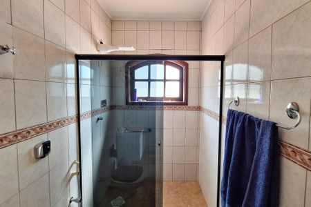 Casa de condomínio para alugar com 200m², 3 quartos e 2 vagasBanheiro da Suíte 2