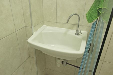 Banheiro de kitnet/studio para alugar com 1 quarto, 40m² em Ponta da Praia, Santos