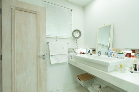 Casa para alugar com 900m², 5 quartos e 6 vagasBanheiro 