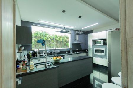 Casa para alugar com 900m², 5 quartos e 6 vagasCozinha 