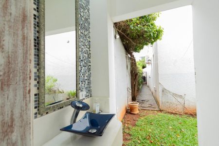 Casa para alugar com 900m², 5 quartos e 6 vagasBanheiro Externo 