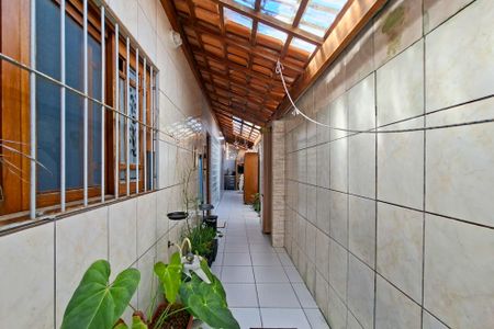 Casa de condomínio para alugar com 123m², 3 quartos e 2 vagasCorredor lateral