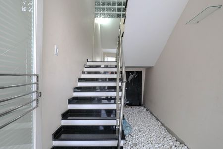 Casa de condomínio para alugar com 280m², 3 quartos e 3 vagasEscada