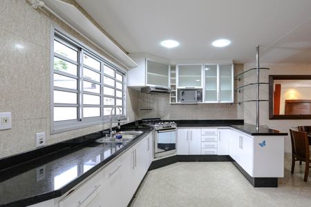 Casa de condomínio para alugar com 280m², 3 quartos e 3 vagasCozinha