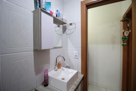 Banheiro de apartamento à venda com 1 quarto, 43m² em Jardim Sabará, Porto Alegre