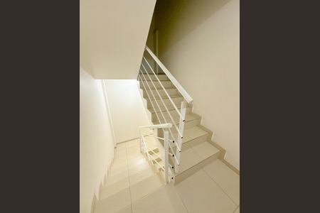 Apartamento para alugar com 60m², 2 quartos e 1 vagaEscada