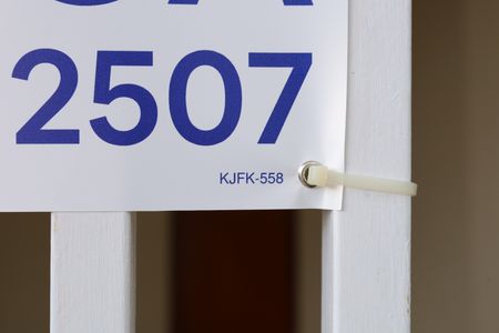 Casa para alugar com 120m², 5 quartos e 1 vagaPlaca instalada no portão do imóvel - Código da placa: KJFK-558