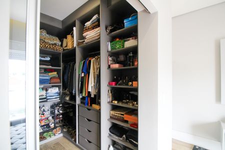 Casa à venda com 187m², 3 quartos e 4 vagasQuarto Suíte - Closet