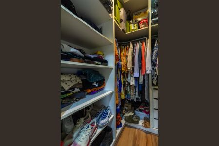 Casa à venda com 220m², 3 quartos e 3 vagas Casa à venda com 220m², 3 quartos e 3 vagasCloset da Suíte