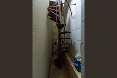 Casa à venda com 220m², 3 quartos e 3 vagas Casa à venda com 220m², 3 quartos e 3 vagasEscada