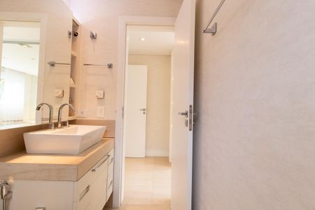 Casa de condomínio para alugar com 343m², 3 quartos e 4 vagasBanheiro da Suíte 3