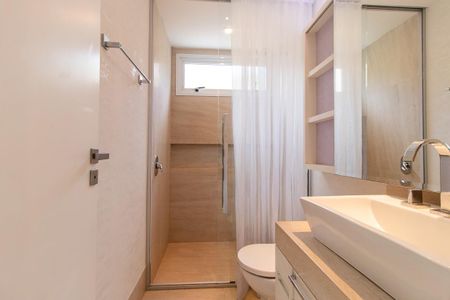 Casa de condomínio para alugar com 343m², 3 quartos e 4 vagasBanheiro da Suíte 3