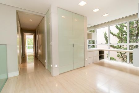 Casa de condomínio para alugar com 343m², 3 quartos e 4 vagasEscritório