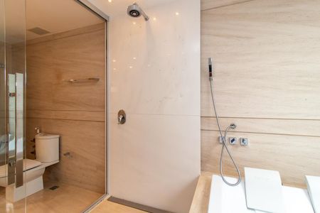 Casa de condomínio para alugar com 343m², 3 quartos e 4 vagasBanheiro da Suíte 1