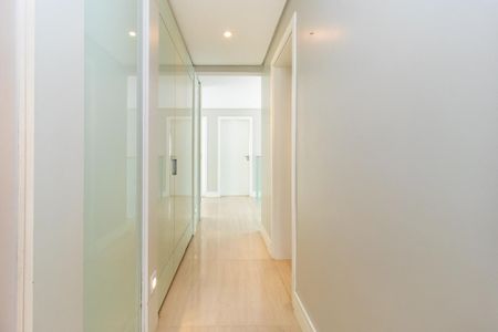 Casa de condomínio para alugar com 343m², 3 quartos e 4 vagasCorredor