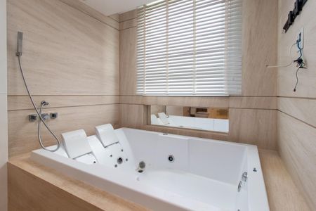 Casa de condomínio para alugar com 343m², 3 quartos e 4 vagasDetalhe do Banheiro da Suite