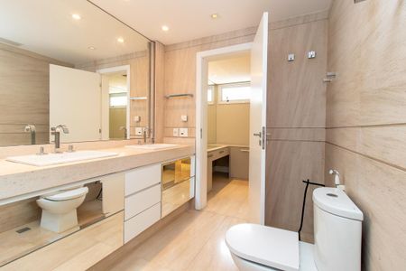 Casa de condomínio para alugar com 343m², 3 quartos e 4 vagasBanheiro da Suíte 1