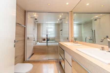 Casa de condomínio para alugar com 343m², 3 quartos e 4 vagasBanheiro da Suíte 1