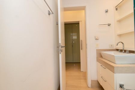 Casa de condomínio para alugar com 343m², 3 quartos e 4 vagasBanheiro da Suíte 2