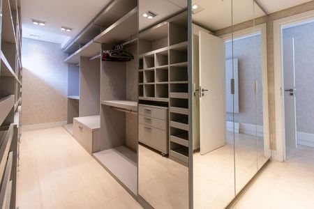 Casa de condomínio para alugar com 343m², 3 quartos e 4 vagasCloset da suíte 1