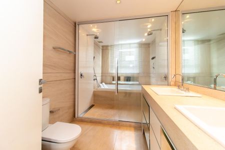 Casa de condomínio para alugar com 343m², 3 quartos e 4 vagasBanheiro da Suíte 1