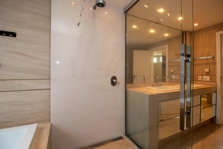 Casa de condomínio para alugar com 343m², 3 quartos e 4 vagasBanheiro da Suíte 1