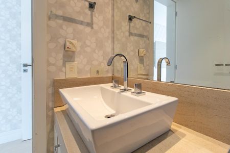 Casa de condomínio para alugar com 343m², 3 quartos e 4 vagasBanheiro da Suíte 4