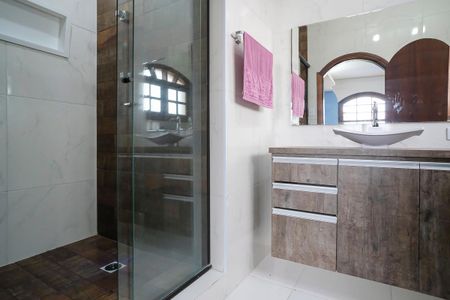 Casa à venda com 293m², 3 quartos e 5 vagasBanheiro da suíte 2