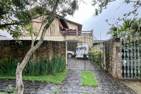 Casa à venda com 293m², 3 quartos e 5 vagasFachada + plaquinha