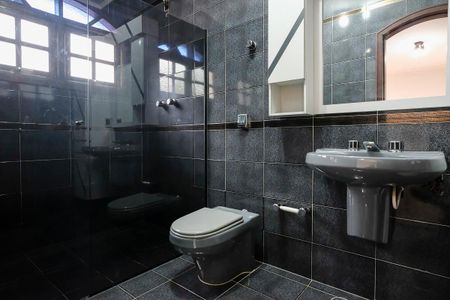 Casa à venda com 293m², 3 quartos e 5 vagasBanheiro da suíte 1