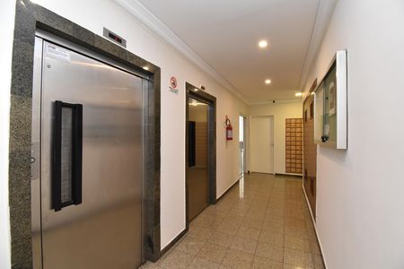 Hall de entrada de apartamento à venda com 1 quarto, 34m² em Bigorrilho, Curitiba