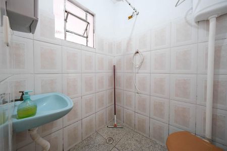 Banheiro de casa para alugar com 1 quarto, 50m² em Jardim Santa Maria, São Paulo