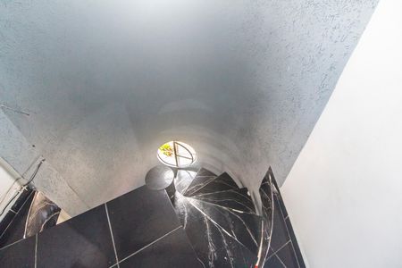 Casa para alugar com 200m², 3 quartos e 3 vagas Casa para alugar com 200m², 3 quartos e 3 vagasEscada