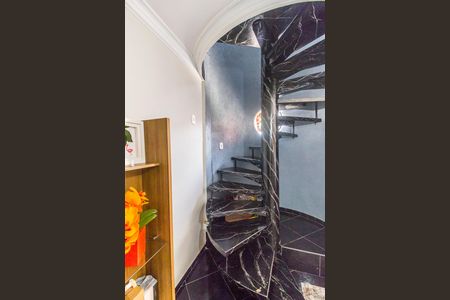 Casa para alugar com 200m², 3 quartos e 3 vagas Casa para alugar com 200m², 3 quartos e 3 vagasEscada