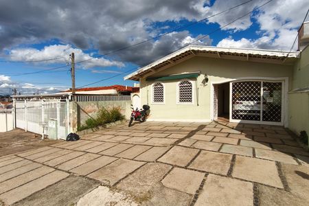 Casa à venda com 251m², 3 quartos e 3 vagas Casa à venda com 251m², 3 quartos e 3 vagasFachada
