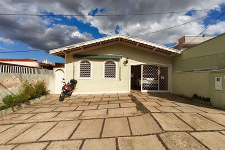 Casa à venda com 251m², 3 quartos e 3 vagas Casa à venda com 251m², 3 quartos e 3 vagasFachada
