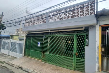 Casa à venda com 300m², 4 quartos e 5 vagasFachada do imóvel com placa QuintoAndar 