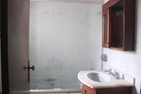 Casa à venda com 300m², 4 quartos e 5 vagasBanheiro da Suíte 2