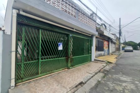 Casa à venda com 300m², 4 quartos e 5 vagasFachada do imóvel com placa QuintoAndar 