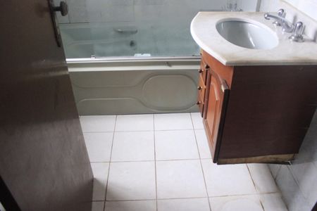 Casa à venda com 300m², 4 quartos e 5 vagasBanheiro da Suíte 2