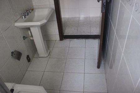 Casa à venda com 300m², 4 quartos e 5 vagasBanheiro social 